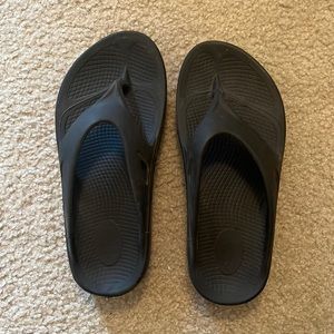 Women’s size 10 Oofos in good condition
